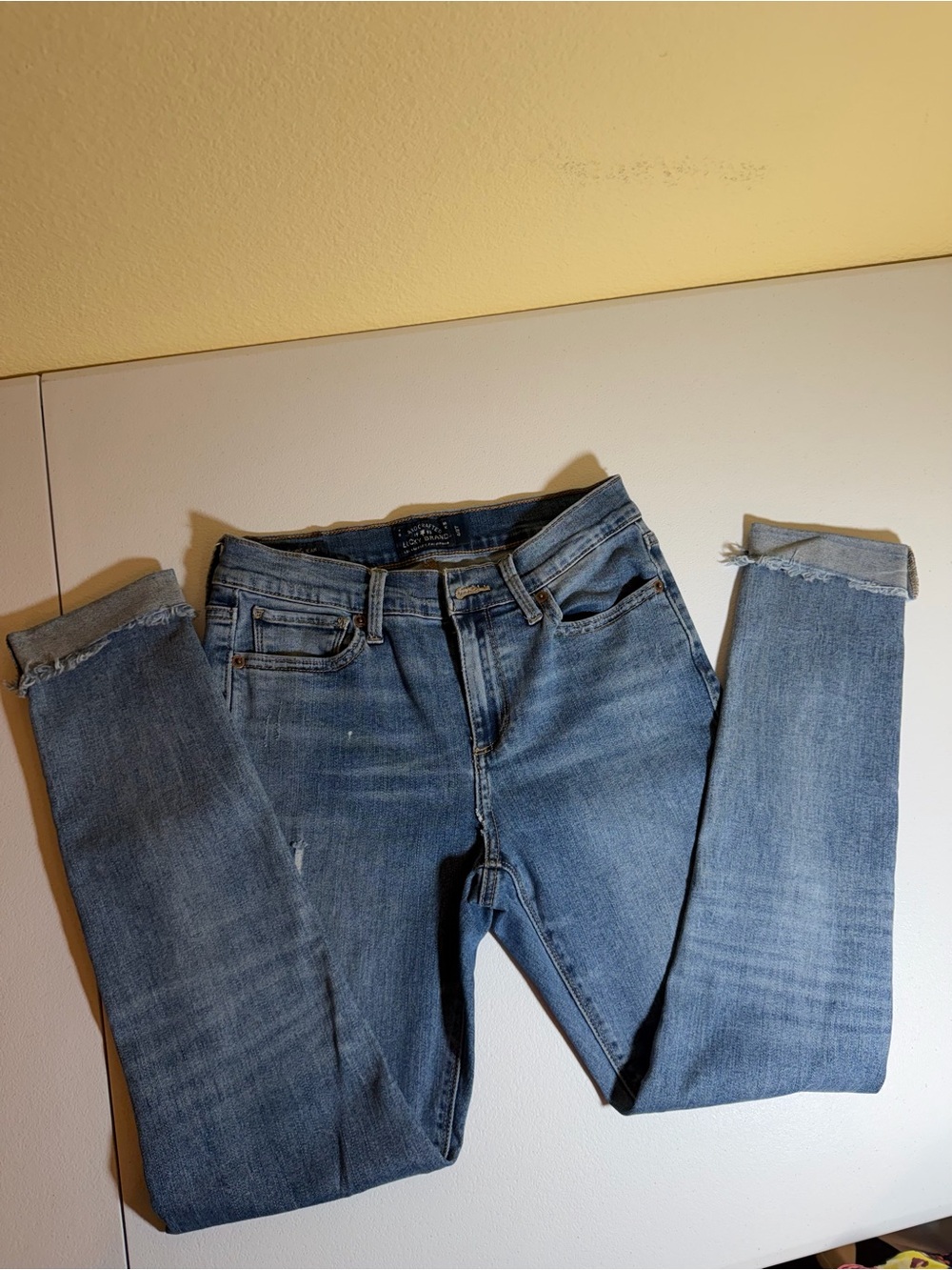 Lucky Brand Skinny Jeans Women’s Size 4/27 Medium Wash Distressed Raw Hem EUC - Picture 10 of 13